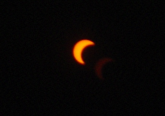 photo perso de l'éclipse du 03 novembre 2005 prise depuis nanterre